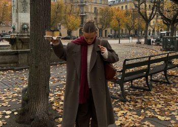 A Cozy Autumn Affair: A Visual Story of Fashion, Coffee, and Fall Leaves